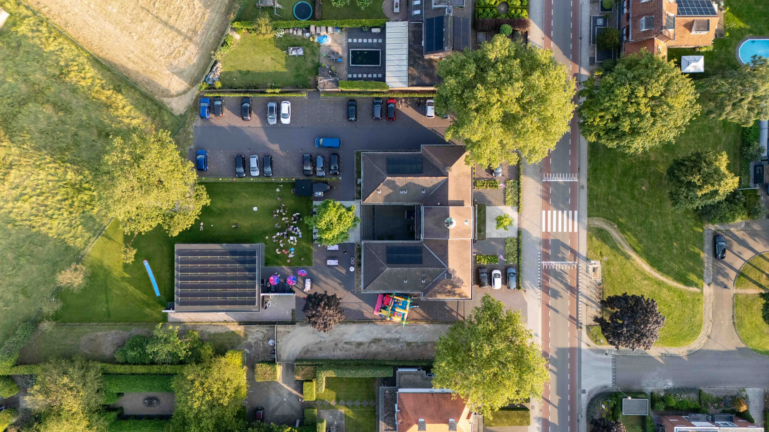 Vastgoed
Laat woningen, percelen en de directe omgeving volledig zien met haarscherpe luchtfoto's.