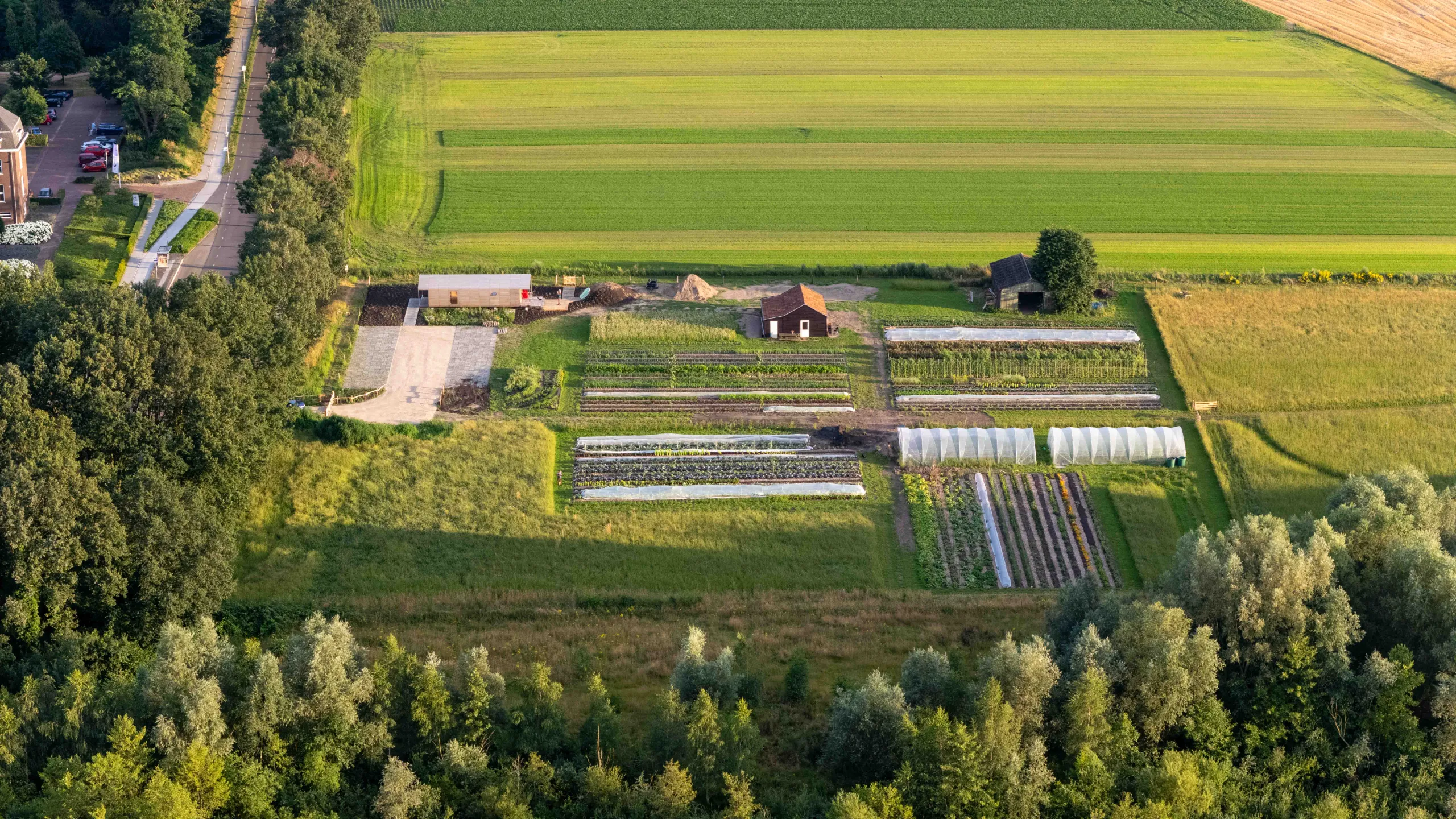 Agrarische sector
Dronefotografie voor boerderijen, landbouwbedrijven en akkerbouw met een compleet overzicht van het terrein.